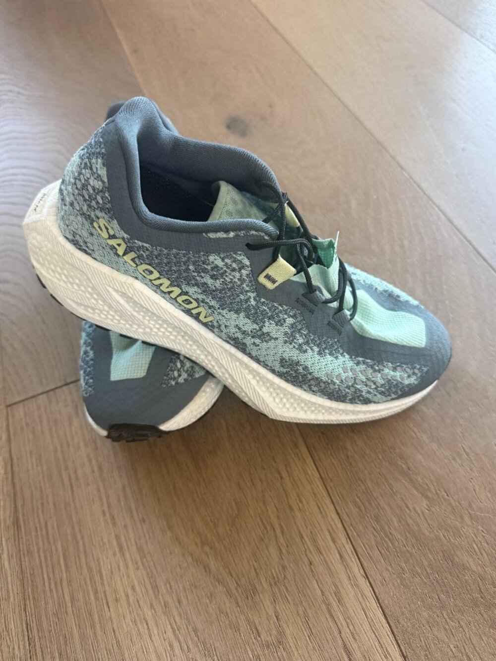 Like NEW! Salomon AERO GLIDE 4 GRVL size 7.5
